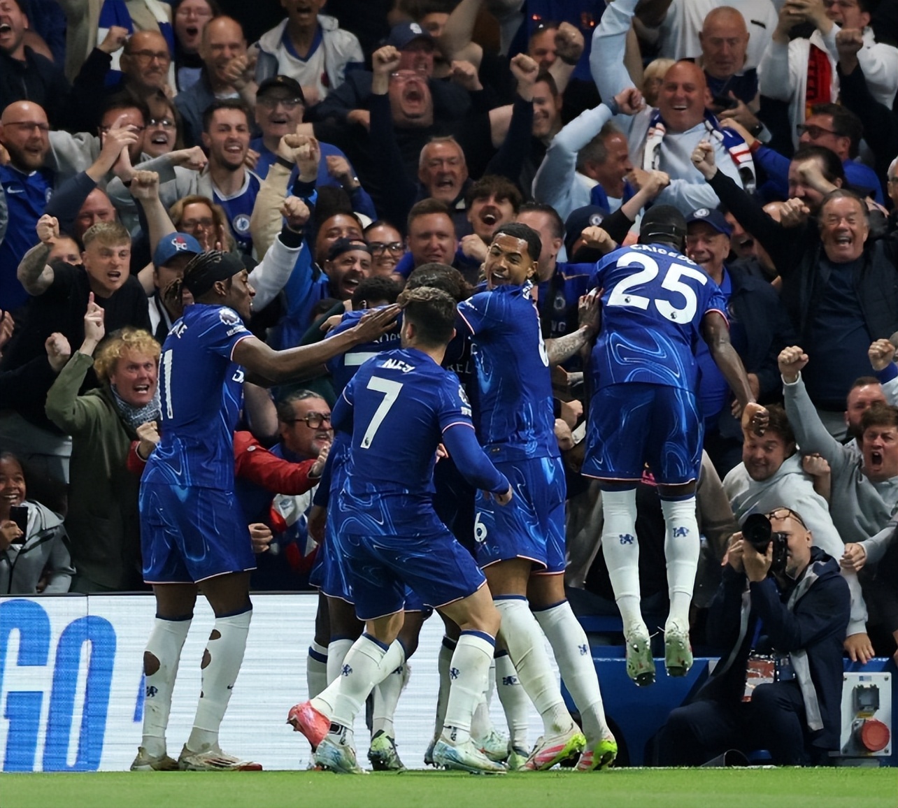 包含曼城核心受伤，球队依然取胜稳居积分榜首的词条